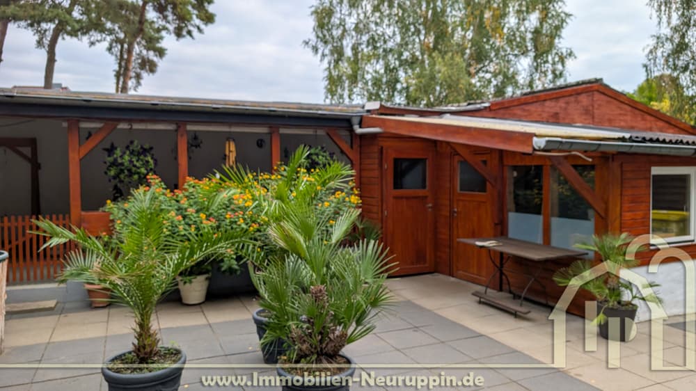 Terrasse mit Freisitz und Werkstatt